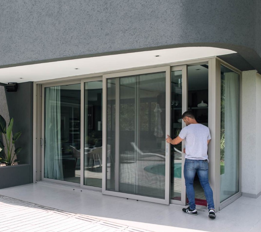 Puerta ventana corrediza de PVC REHAU en el frente de una casa