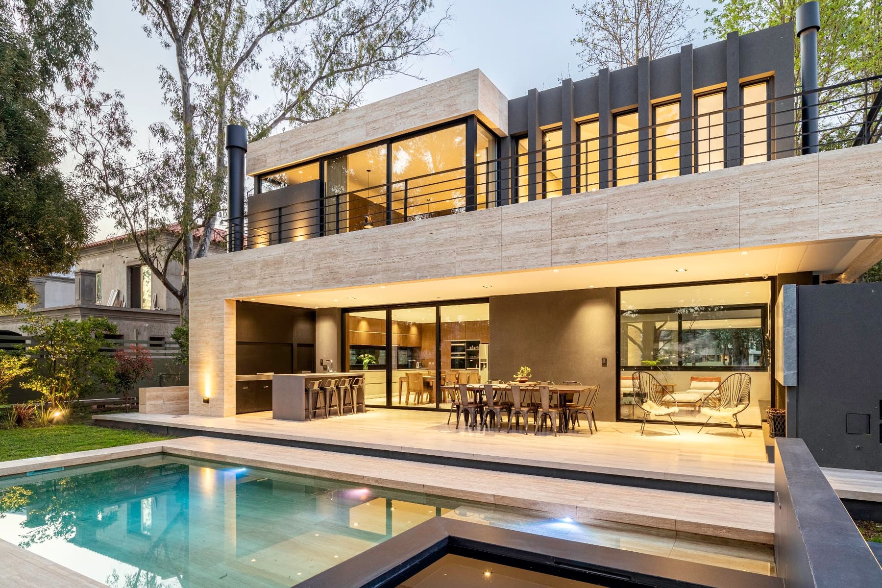 Residencia de alta gama con grandes aberturas al atardecer
