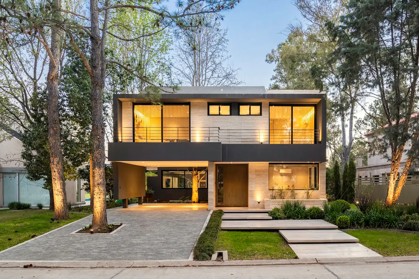 Residencia con grandes aberturas de aluminio de Abertec